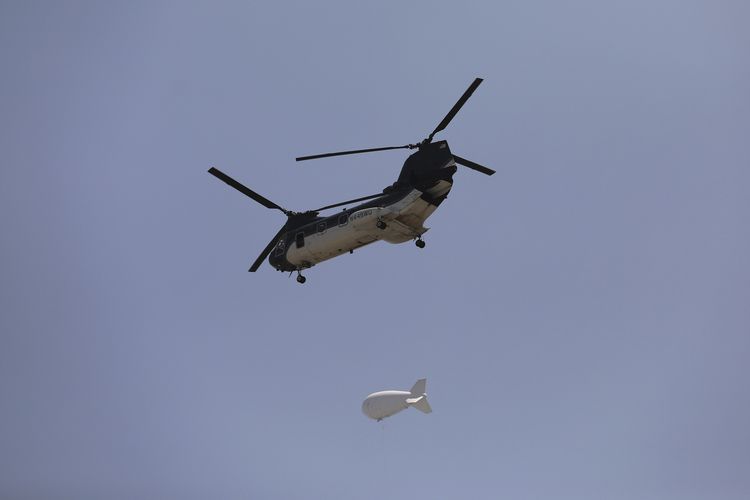 Helikopter Chinook Amerika Serikat terbang di atas Kabul, Afghanistan, Minggu (15/8/2021). Taliban telah memasuki pinggiran ibu kota negara saat AS mengevakuasi staf Kedutaan Besar ke bandara Afghanistan menggunakan helikopter.