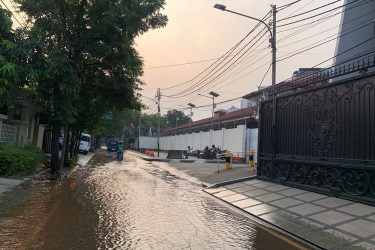 Pipa Diduga Bocor Tersenggol Proyek Trotoar, Jalan Hang Jebat Jaksel Tergenang
