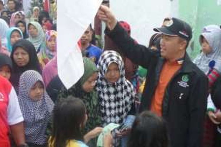 Menpora Imam Nahrawi saat melepas acara jalan sehat untuk meramaikan Hari Ulang Tahun Republik Indonesia ke-71 di Desa Magersari, Kedung Cangkring, Jabon, Sidoarjo, Jawa Timur, Minggu (21/8)