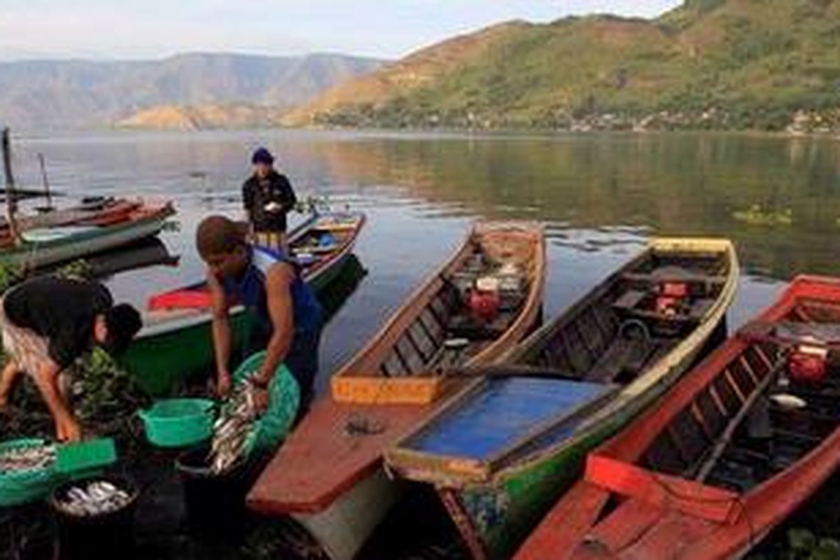 Warga membongkar ikan pora-pora hasil tangkapan di Danau Toba di Kecamatan Pangururan, Kabupaten Samosir, Sumatera Utara, Sabtu (23/7/2011). Sebagian warga menjadi nelayan di Danau Toba menangkap ikan pora-pora. Selain itu juga ada budidaya keramba ikan.