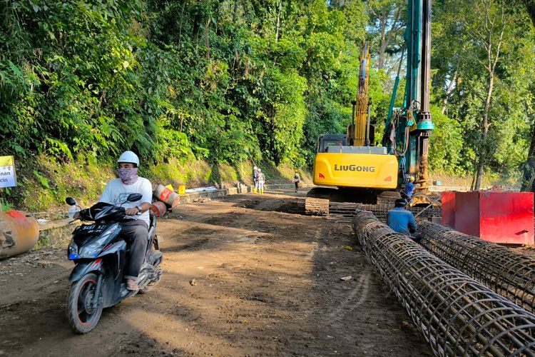 Pekerja proyek perbaikan jalur Gumitir Jember sesekali mengendarai motor untuk mobilitas pekerjaan, Selasa (5/8/2025).