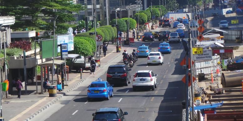 Sepeda motor terlihat melintas di Jalan MH Thamrin, Jakarta Pusat. Rabu (18/3/2015).