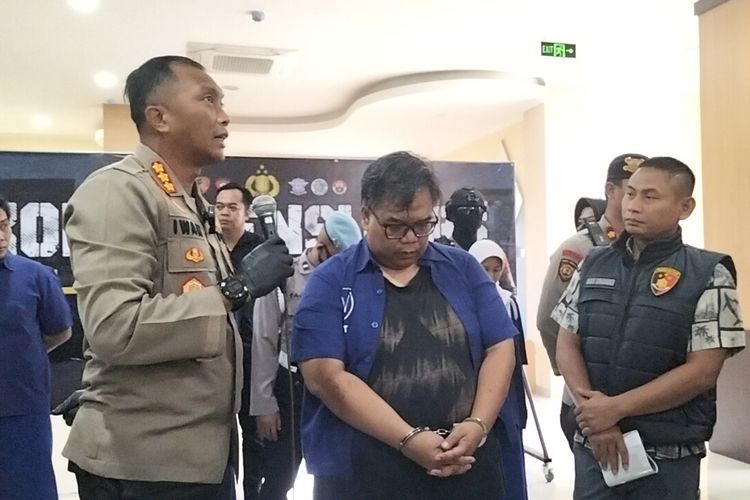Guru Taekwondo berinisial DA (Tengah) di Kota Solo, Jawa Tengah, melakukan tindak pidana pencabulan terhadap anak di bawah umur ditangkap Kepolisian Resor Kota (Polresta) Solo.