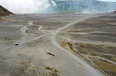 Rombongan Mobil Elf Masuk Lautan Pasir Gunung Bromo, Bagaimana Aturannya?