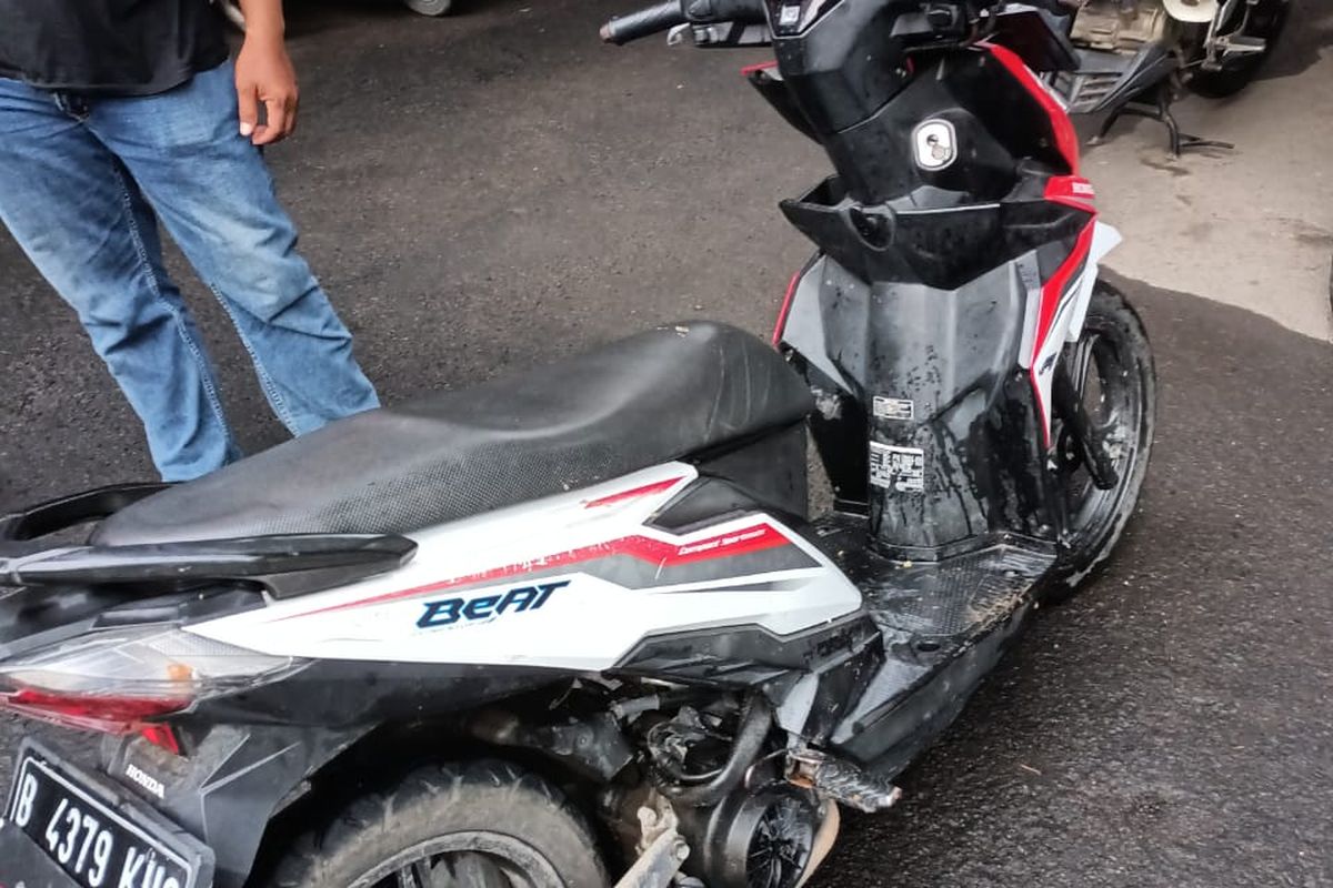 Satu unit sepeda motor korban percobaan pencurian di Jalan Rawa Silam, Kaliabang Tengah, Bekasi Utara, Kota Bekasi, Kamis (20/10/2022) kemarin. Pelaku yakni R gagal mencuri lantaran aksinya terpantau CCTV.
