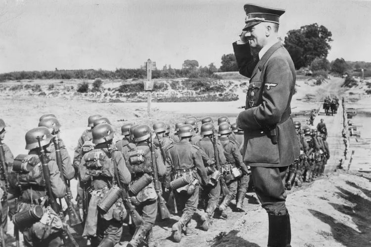 Adolf Hitler menyaksikan keberangkatan pasukan Jerman yang melakukan penyerbuan terhadap Polandia.