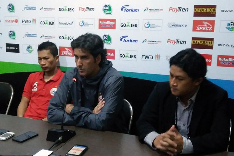 Pelatih Persija Jakarta Stefano Cugurra (tengah), seusai tim asuhannya kalah dari Persela Lamongan, Minggu (20/5/2018).
