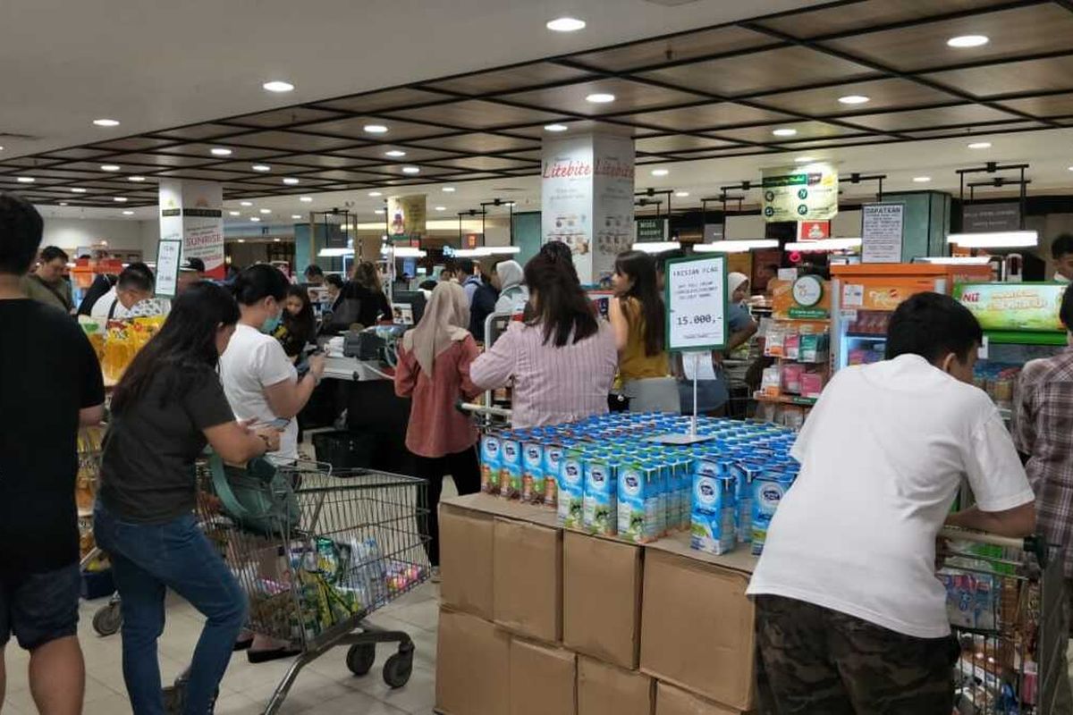 Situasi di salah satu pasar swalayan di Mall Kelapa Gading, Jakarta Utara, Senin (2/3/2020).