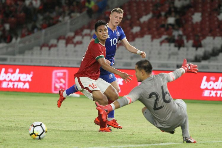 Albert Gudmundsson tampil gemilang saat timnas Islandia menang 4-1 atas timnas Indonesia pada laga uji coba di Stadion Utama Gelora Bung Karno, Minggu (14/1/2018).