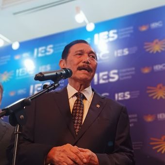 Ketua Dewan Ekonomi Nasional (DEN) Luhut Binsar Pandjaitan memberikan keterangan usai menghadiri acara Indonesia Economic Summit (IES) 2025 di Jakarta, Selasa (18/2/2025).