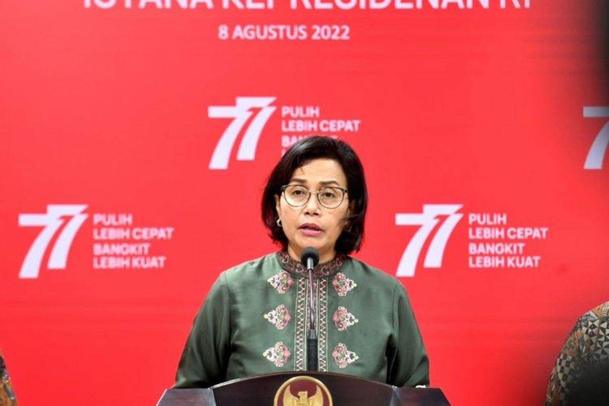 Menkeu Sri Mulyani Indrawati memberikan keterangan pers usai mengikuti sidang kabinet yang membagas Rancangan APBN di Kantor Presiden, Senin (8/8/2022). Sri Mulyani waspadai kenaikan inflasi imbas ketidakpastian global.