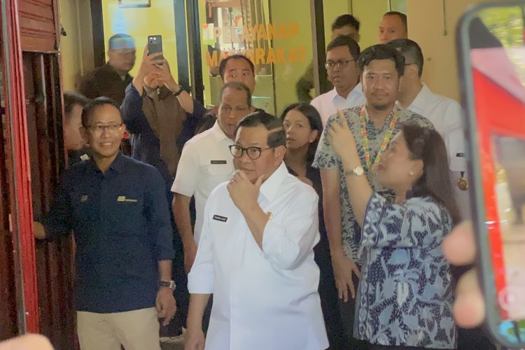 Gubernur DKI Jakarta Pramono Anung mendatangi kios District Blok M, Jakarta Selatan yang banyak ditinggalkan pedagang karena kenaikan harga sewa yang tinggi, Rabu (3/9/2025).