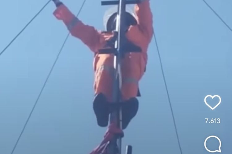 Petugas dari Timsus Rescue Regu 4 Dinas Pemadam Kebakaran dan Penyelamatan Kota Surabaya saat mengevakuasi ular yang melilit pemancar WiFi kampung di Simo Pohaman Baru Barat, Surabaya, Sabtu (18/2/2023).