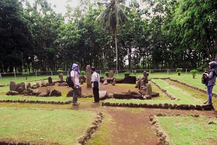 Pengunjung mengamati situs Batu Mayat di kompleks Taman Purbakala Pugung Raharjo, Lampung Timur, Selasa (10/1/2017). Taman Purbakala Pugung Raharjo merupakan situs cagar budaya yang menyimpan jejak peradaban dari jaman Prasejarah, Hindu-Buddha, dan Islam.