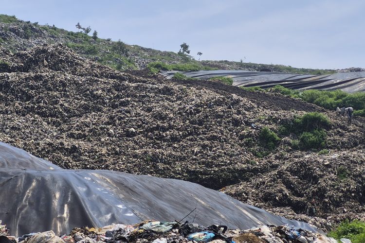 Gunung sampah di Bantargebang, Bekasi, Jawa Barat, yang semakin menjulang tinggi. Jumat (12/12/2025).