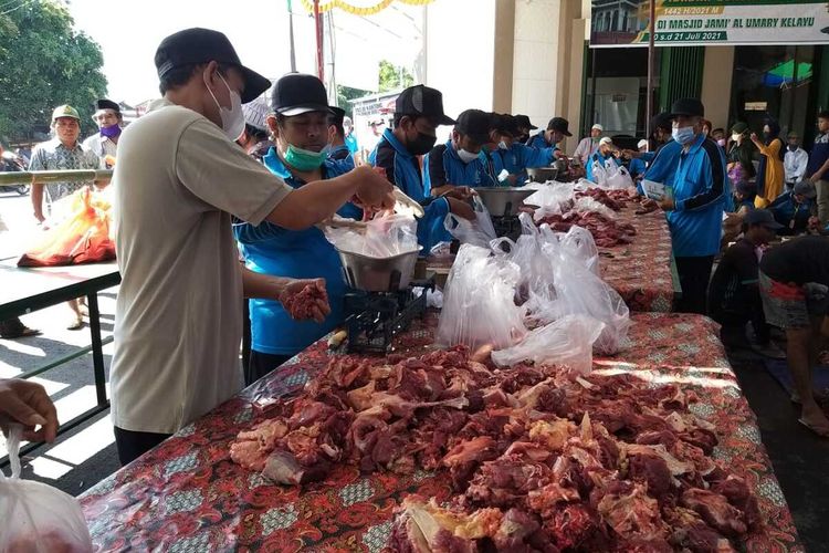 suasana sapi dihalaman masjid Desa Kelau untuk disembelih