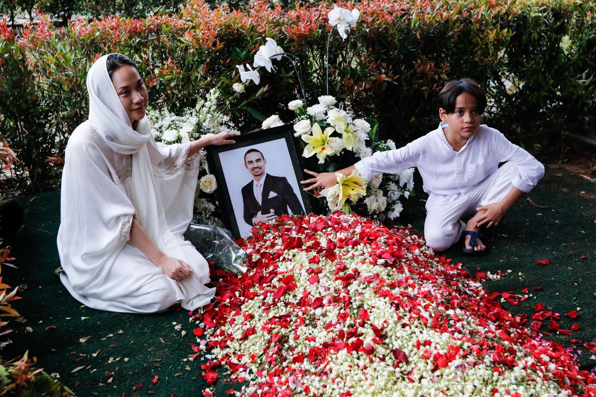 Penyanyi Bunga Citra Lestari (BCL) dan anaknya Noah saat pemakaman Ashraf Sinclair di San Diego Hills,  Karawang, Selasa (18/2/2020). Ashraf meninggal dunia Selasa (18/2/2020) pagi, karena serangan jantung.