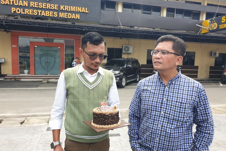 Warga di Kota Medan memberikan kue ulang tahun ke penyidik di Polrestabes Medan pada Senin (20/1/2025) karena laporannya sudah 7 tahun tak kunjung selesai.