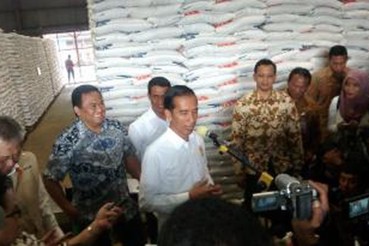 Presiden Joko Widodo mengunjungi Gudang Bulog di Cimindi, Jawa Barat.