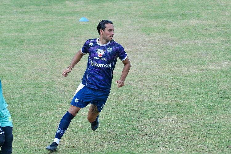 Ezra Walian kembali ke pelatihan Persib secara penuh jelang menghadapi Madura United dalam laga lanjutan Liga 1 2022-2023.