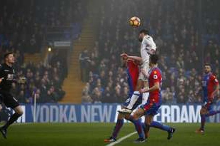 Sundulan Diego Costa mengantarkan Chelsea unggul atas Crystal Palace pada pertandingan Premier League di Stadion Selhurst Park, Sabtu (17/12/2016). 