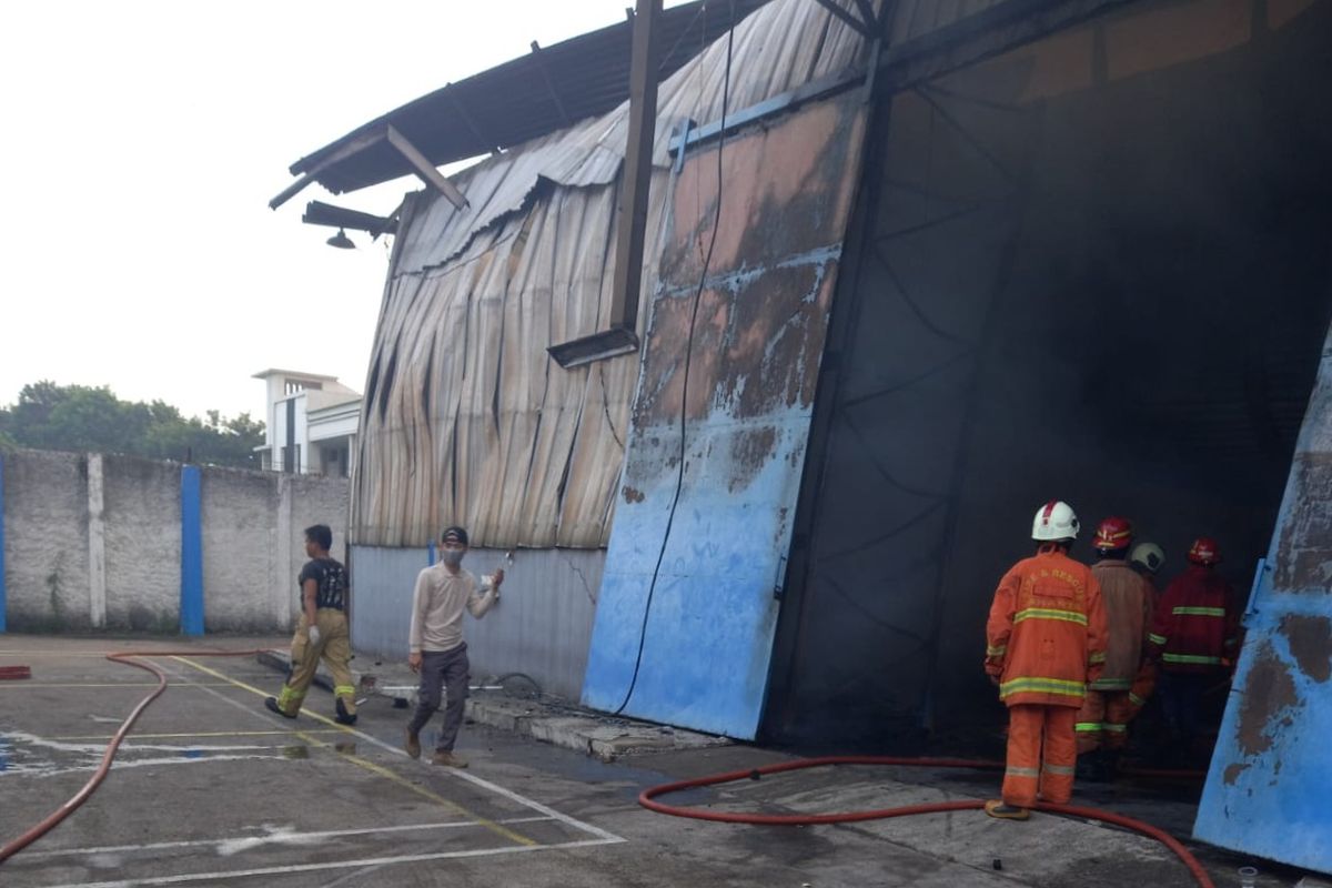 Sebuah gudang milik perusahaan di Jalan Kemuning Raya RT 02 RW 05, Bojong Menteng,  Rawalumbu, Kota Bekasi, terbakar pada Jumat (28/10/2022) dini hari. 