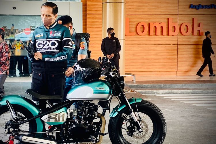 Presiden Jokowi mengendarai motor saat meninjau kesiapan MotoGP di Sirkuit Mandalika, Kamis (13/1/2022). (Dokumentasi Sekretariat Presiden)