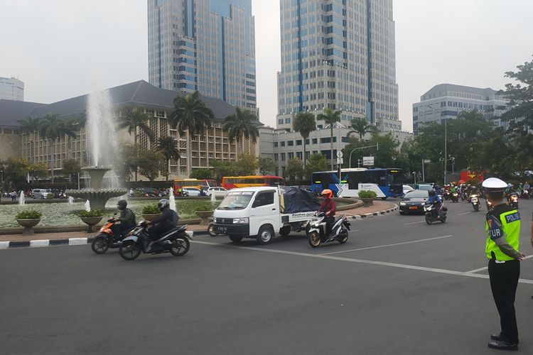 Arus lalu lintas di sekitar Patung Kuda, Jalan Medan Merdeka Barat, Jakarta Pusat, Kamis (17/10/2019) sore, terpantau normal selepas aksi unjuk rasa mahasiswa yang bubar pukul 16.15 WIB.