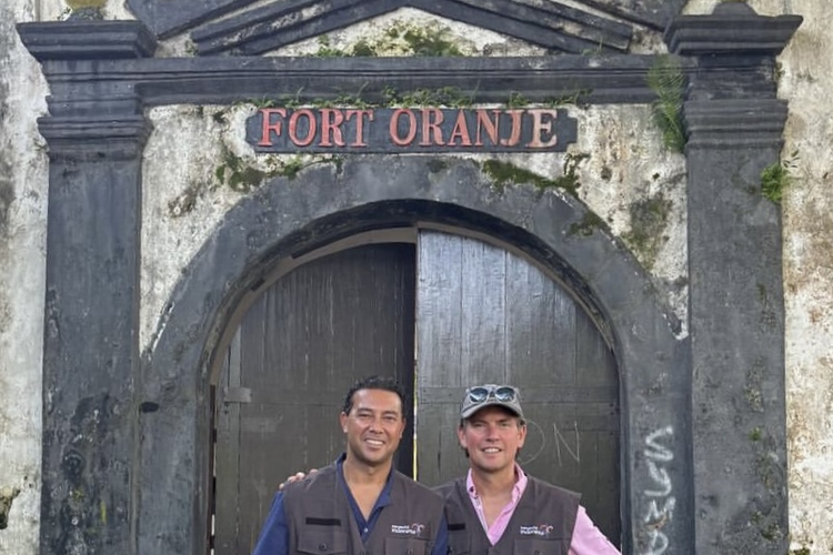 Asisten pelatih timnas Indonesia Alex Pastoor dan Denny Landzaat foto bersama di depan Benteng Oranje Ternate, bangunan bersejarah yang menjadi bukti kedatangan bangsa Eropa ke Nusantara, Senin (10/2/2025) siang.