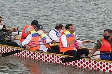 Jokowi Mendayung Perahu Naga di Bendungan Ladongi Sultra