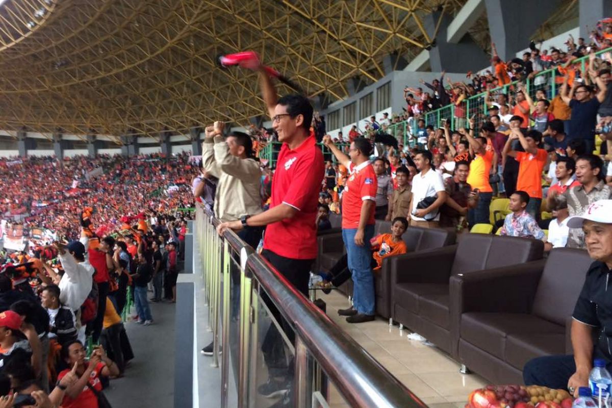 Calon wakil gubernur DKI Jakarta Sandiaga Uno tampak ekspresif saat pemain Persija mampu membobol gawang Barito Putra, Sabtu (22/4/2017). Gol yang diciptakan melalui tendangan bebas itu langsung membuat seluruh penonton bersorak, tidak terkecuali Sandiaga. 