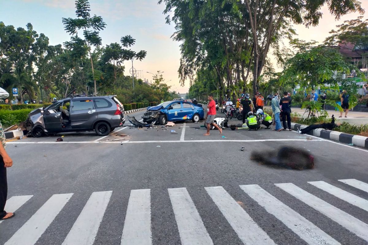 Peristiwa kecelakaan beruntun terjadi di perempatan Bundaran Digulis Universitas Tanjungpura (Untan) Pontianak, Kalimantan Barat (Kalbar), Selasa (15/6/2021) pukul 06.00 WIB. Dalam peristiwa tersebut, satu orang pengendara sepeda motor berinisial SH tewas, sementara 4 orang lain mengalami luka-luka.