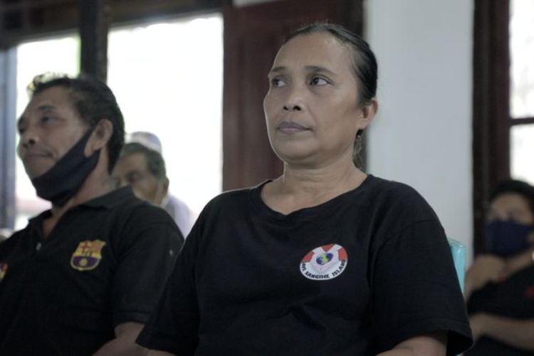 Ibu rumah tangga yang tinggal di Kampung Bowone Elbi Pieter menolak kehadiran tambang emas.