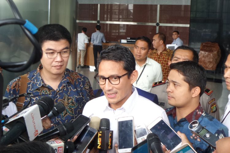 Pengusaha Sandiaga Uno seusai diperiksa oleh penyidik di Gedung Komisi Pemberantasan Korupsi (KPK) Jakarta, Selasa (23/5/2017).