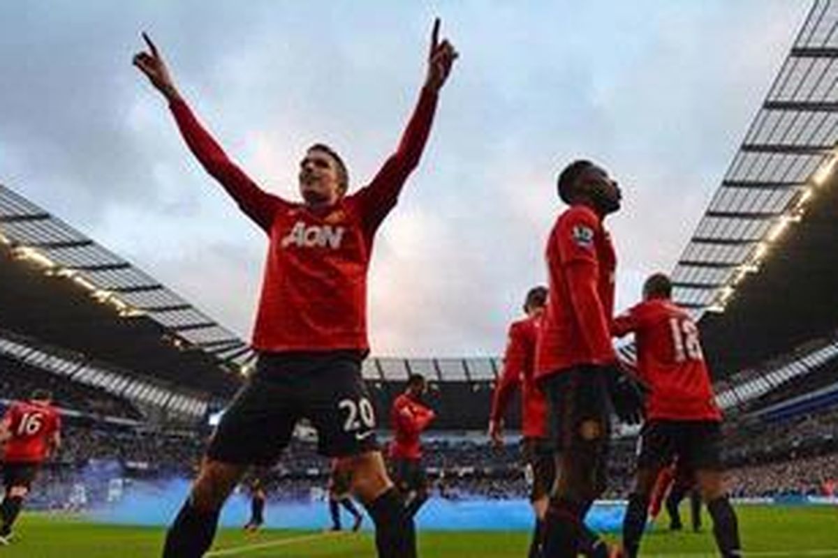 Para pemain Manchester United merayakan gol penentu kemenangan 3-2 atas Manchester City, yang dicetak Robin Van Persie (kiri) dalam injury time laga pekan ke-16 Premier League di Stadion Etihad, Minggu (9/12/2012). 