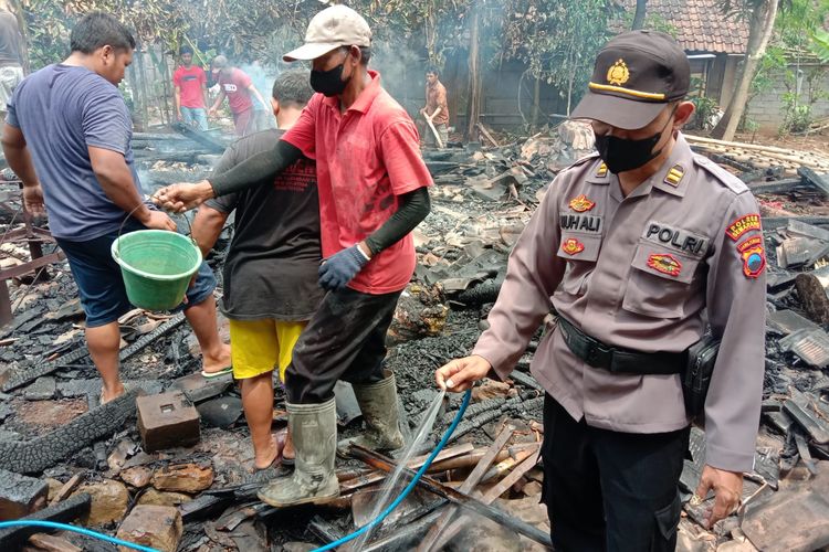 Warga dan anggota Polsek Pabelan, Kabupaten Semarang gotong royong memadamkan api. Tercatat 4 ekor kambing mati terbakar setelah kandang mereka dan dapur dilalap api.