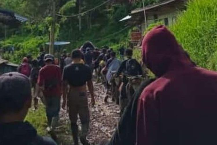 Warga Dusun Pokappaang, Desa. Tanamakaleang, Kecamatan Seko, Kabupaten. Luwu Utara, Sulawesi Selatan menandu ibu hamil ke RSUD Andi Djemma Masamba namun nyawanya tak tertolong, Selasa (21/3/2023)