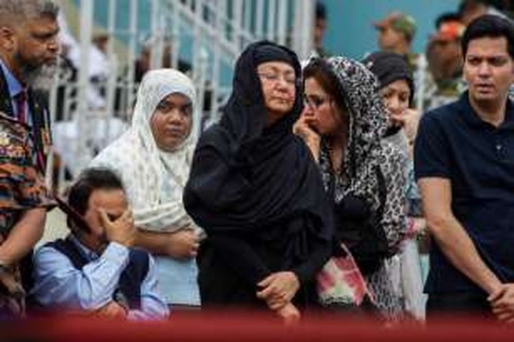 Anggota keluarga dari polisi korban serangan teroris di Dhaka, Banglades, berkumpul dalam acara pemakaman, Senin, 4 Juli 2016. Sepekan terakhir sejumlah serangan bom terjadi di beberapa negara antara lain Turki, Bangladesh, Irak, Arab Saudi, dan terbaru terjadi di Solo, Indonesia.