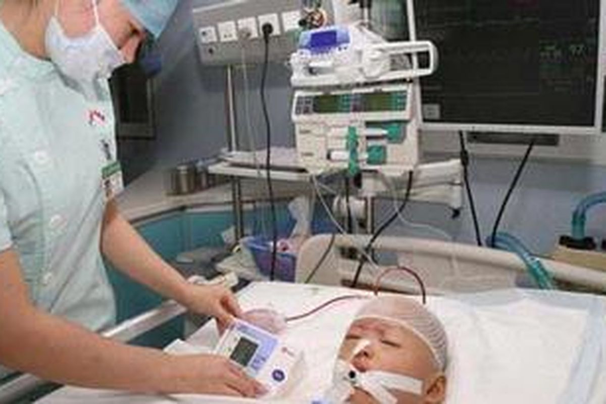 Yue Yue, bocah dua tahun dari Provinsi Guandong, China, yang terlindas mobil dua kali dalam waktu kurang dari lima menit dan diabaikan oleh 18 pelintas ketika ia sekarat di jalanan sudah stabil.