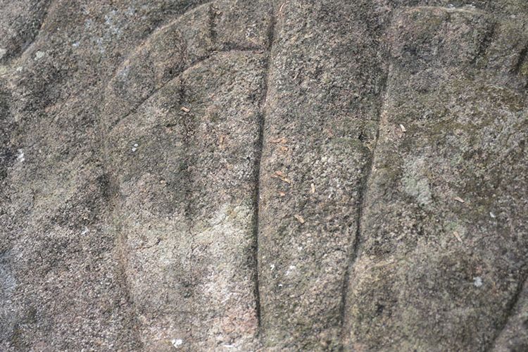 Situs jejak kaki laki-laki dan perempuan asal Minangkabau yang diukir di batu besar di perkampungan Runa, Desa Sukakiong, Kecamatan Kuwus, Kabupaten Manggarai Barat, Flores, NTT, Senin (5/8/2019). Ini bukti sejarah bahwa leluhur orang Runa berasal dari Minangkabau. Sepasang suami istri mengukir kaki mereka di batu. 