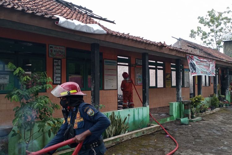 Pemadam berupaya mematikan api yang membakar ruangan kelas SD Pakis Kabupaten Semarang