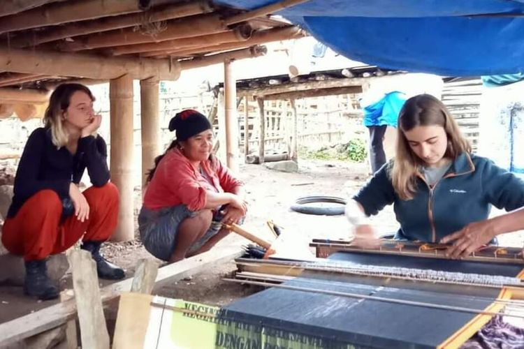 Wisatawan mancanegara melatih menenun kain tenun ikat Ragi di kampung tradisional Ngegedhawe, Desa Ngegedhawe, Kecamatan Aesesa, Kabupaten Nagekeo, Flores, NTT, Sabtu, (13/8/2022). (DOK KETUA HPI NAGEKEO-YOHANEE NIKUAJA)