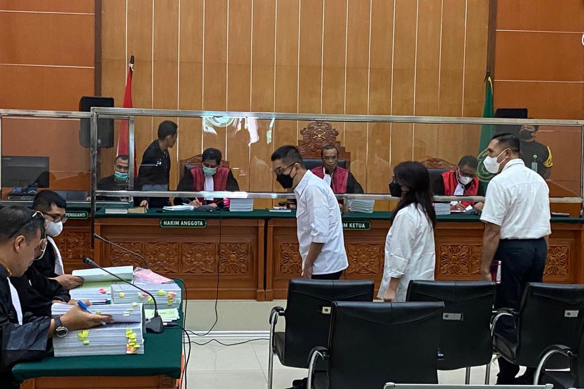 Tiga anak buah terdakwa kasus peredaran narkotika jenis sabu Irjen Teddy Minahasa menghadiri sidang di PN Jakarta Barat, Jumat (17/2/2023). Ketiga terdakwa itu yakni Kompol Kasranto, AKBP Dody Prawiranegara, dan Linda Pudjiastuti. 