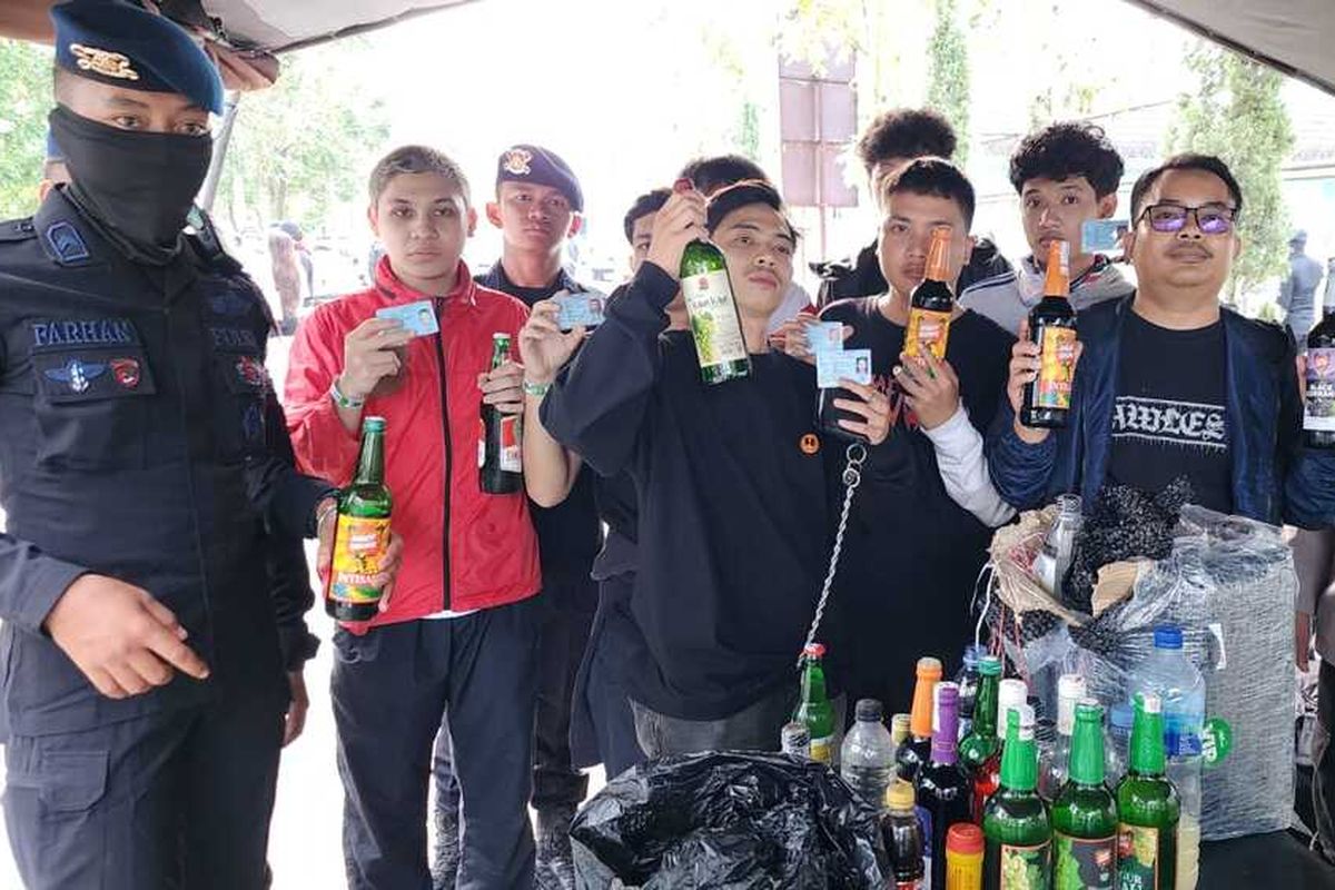 Jajaran kepolisian menyita sejumlah barang yang dilarang ada di dalam Stadion Si Jalak Harupat, Kabupaten Bandung, Jawa Barat, saat gelaran Piala Presiden kemarin Selasa (8/7/2025)