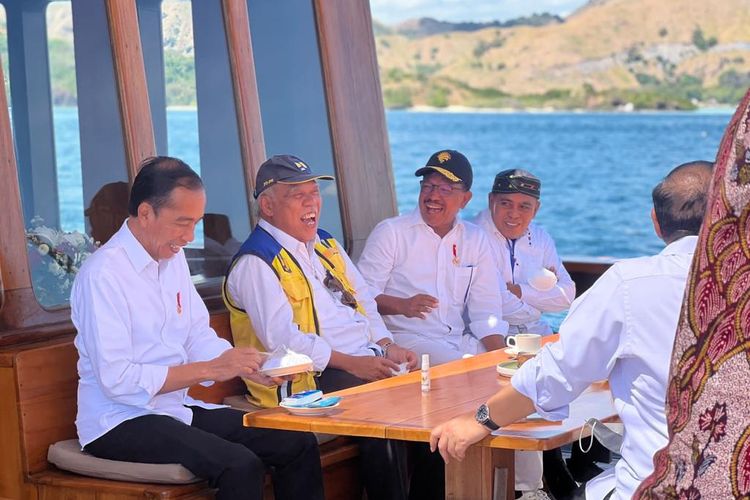 Presiden Joko Widodo berbincang dengan sejumlah pejabat di atas kapal pinisi dalam perjalanan menuju Pulau Rinca, Nusa Tenggara Timur, dari Labuan Bajo, Kamis (21/7/2022).