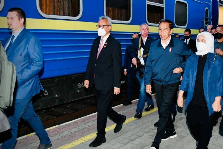 Presiden Joko Widodo dan Ibu Iriana Joko Widodo saat akan berangkat dari peron 4 Stasiun Przemysl Glowny di kota Przemysl, Polandia menuju ke Ukraina, Selasa (28/6/2022) waktu setempat..