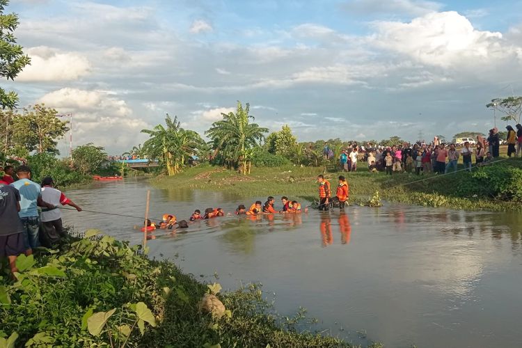 Tim SAR Gabungan melakukan operasi SAR menggunakan body rafting di Sungai Banteran, Cilacap, Jawa Tengah, Senin (22/1/2024).