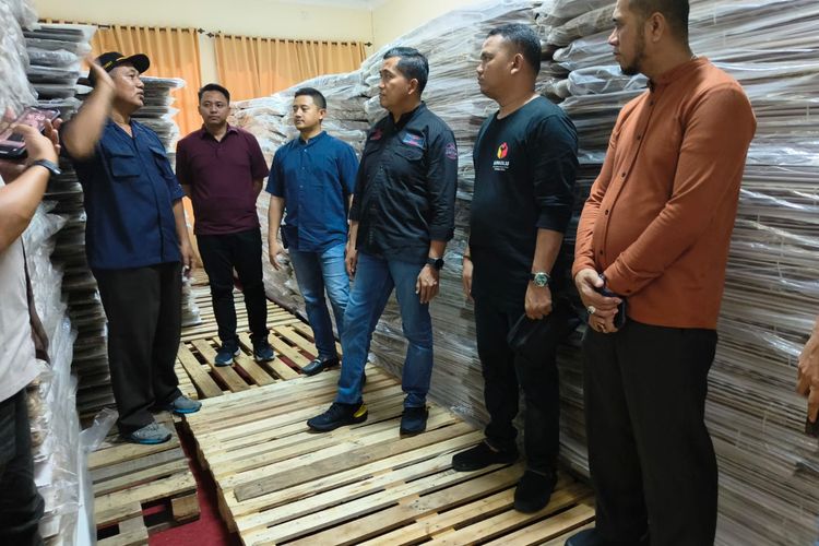 Tim Direktorat Intelkam Polda Riau saat mengecek kondisi gudang logistik pemilu yang digenangi banjir, di Jalan Pramuka, Kecamatan Bengkalis, Kabupaten Bengkalis, Riau, Sabtu (16/12/2023).