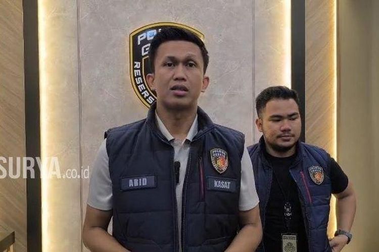 Kasatreskrim Polres Gresik AKP Abid Uais Al-Qarni Aziz didampingi Kanit Resmob Satreskrim Polres Gresik Ipda Andi Arsyaf di Mapolres Gresik, Sabtu (24/5/2025). Polres Gresik menangkap admin grup Facebook Cinta Sedarah di Bali. 