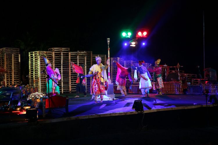 Komunitas Bisu dari Sulawesi Selatan menjadi salah satu penampil pada Kulon Progo Festival yang digelar di Bendung Khayangan, Kulon Progo, Sabtu (25/11/2017).